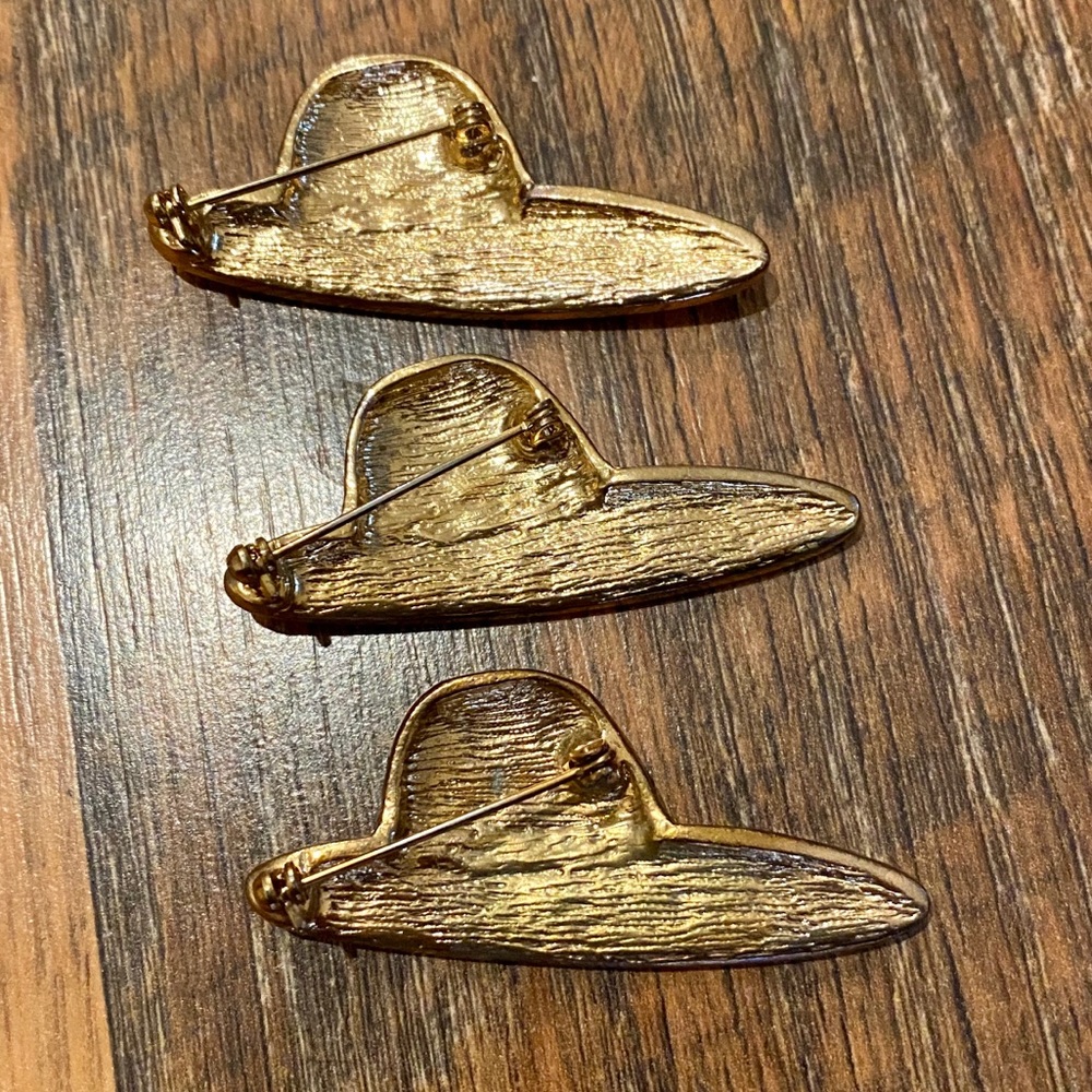 Beautiful Set of Three (3) Hat shaped Brooches!!! - Picture 4 of 6